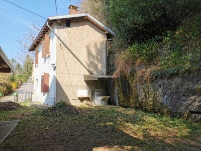 BESANO, DUE CASE INDIPENDENTI CON TERRENO