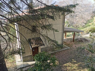 BESANO, DUE CASE INDIPENDENTI CON TERRENO