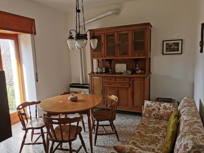 BESANO, DUE CASE INDIPENDENTI CON TERRENO-10