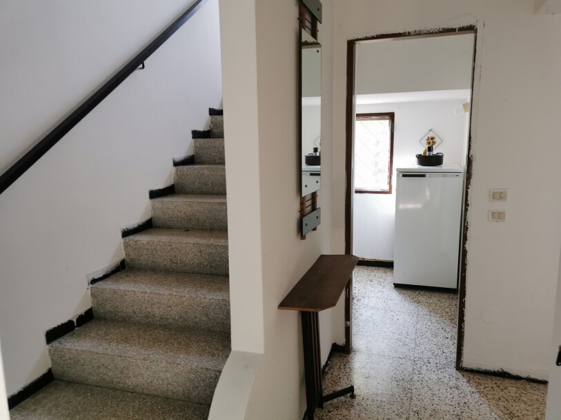 BESANO, DUE CASE INDIPENDENTI CON TERRENO-15