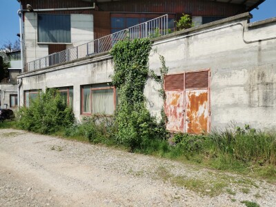 SALTRIO, PORZIONE DI CAPANNONE