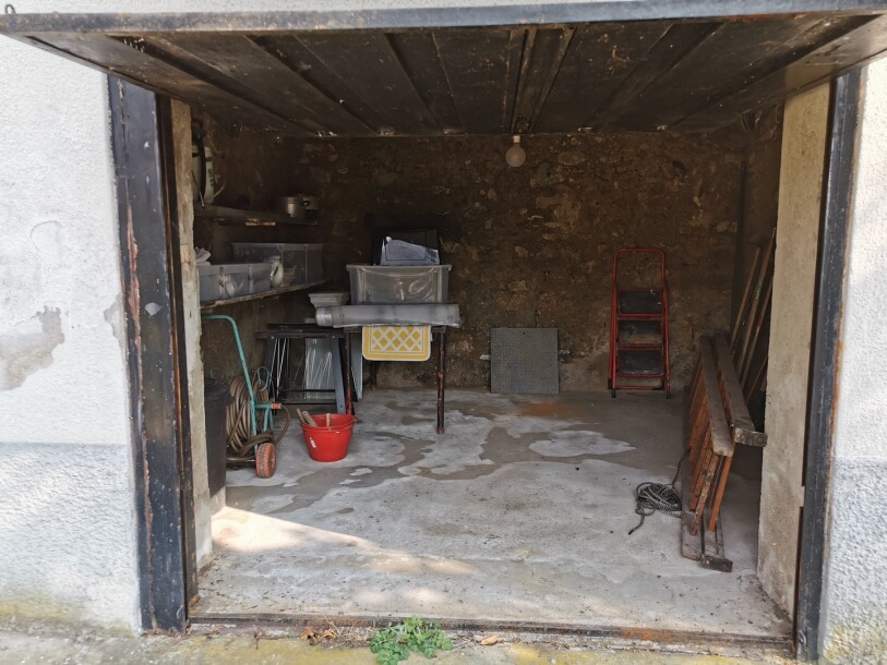 BESANO, DUE CASE INDIPENDENTI CON TERRENO-18