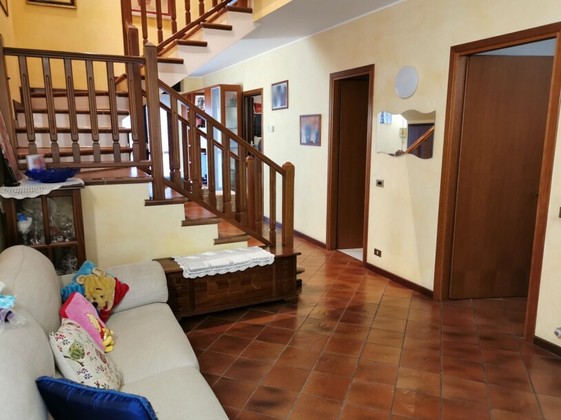 INDUNO OLONA, TRILOCALE SU DUE LIVELLI-2