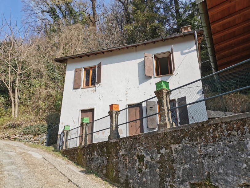 BESANO, DUE CASE INDIPENDENTI CON TERRENO-2
