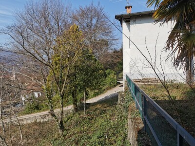 BESANO, DUE CASE INDIPENDENTI CON TERRENO