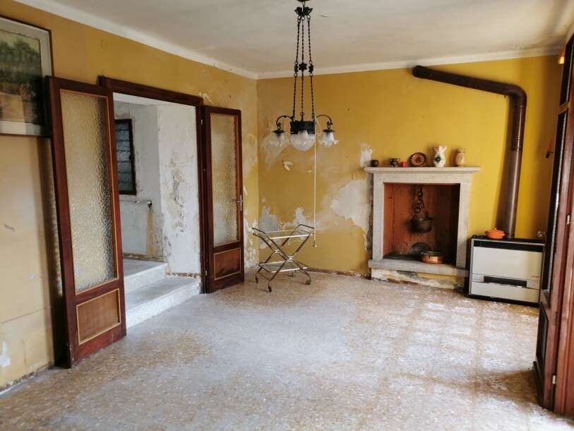 BESANO, DUE CASE INDIPENDENTI CON TERRENO-3