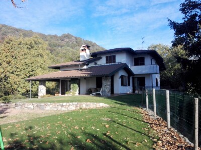 CUASSO AL MONTE, VILLA CON GIARDINO